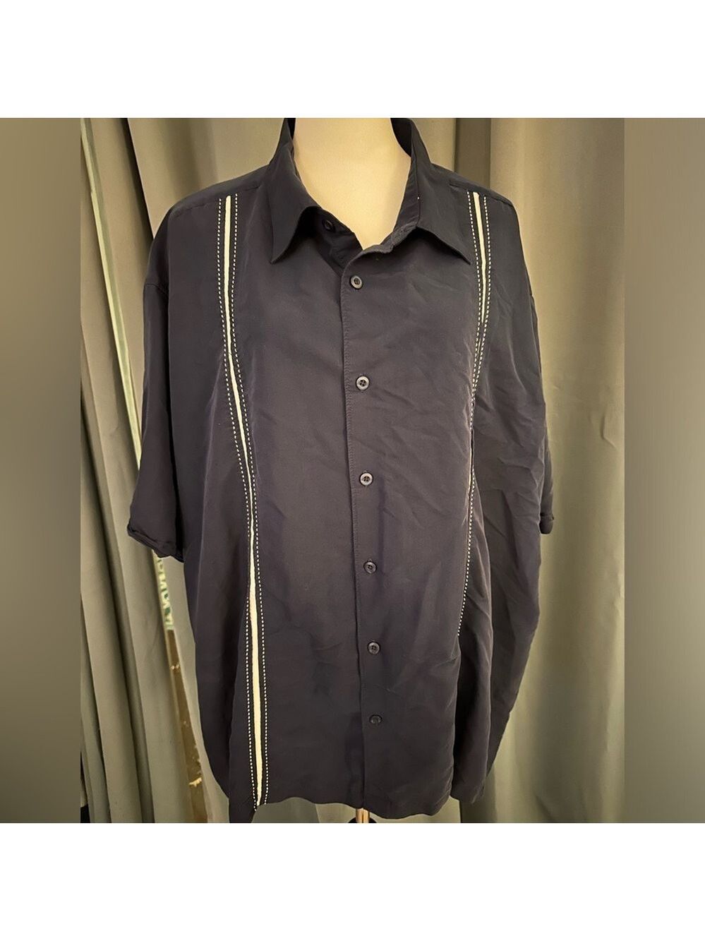 Guayabera Navy with white stripe size 4X Pre loved in great condition